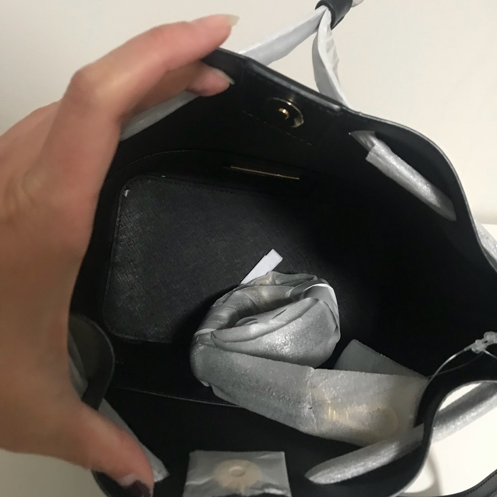 Michael Kors Trista Bucket Bag Black - Picture 3 of 6